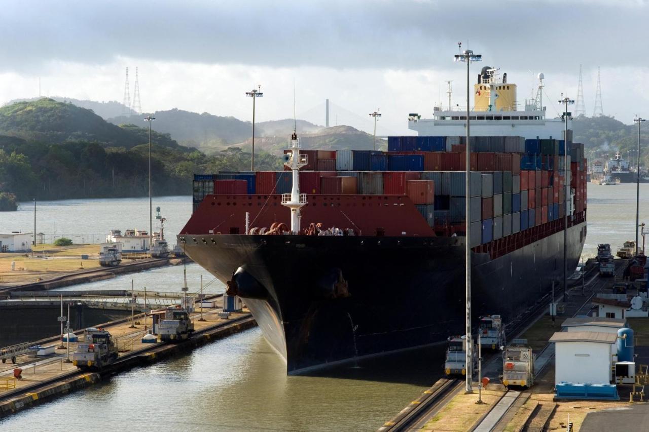 Central Hotel Panama Casco Viejo Εξωτερικό φωτογραφία Container ship at the Port of Long Beach