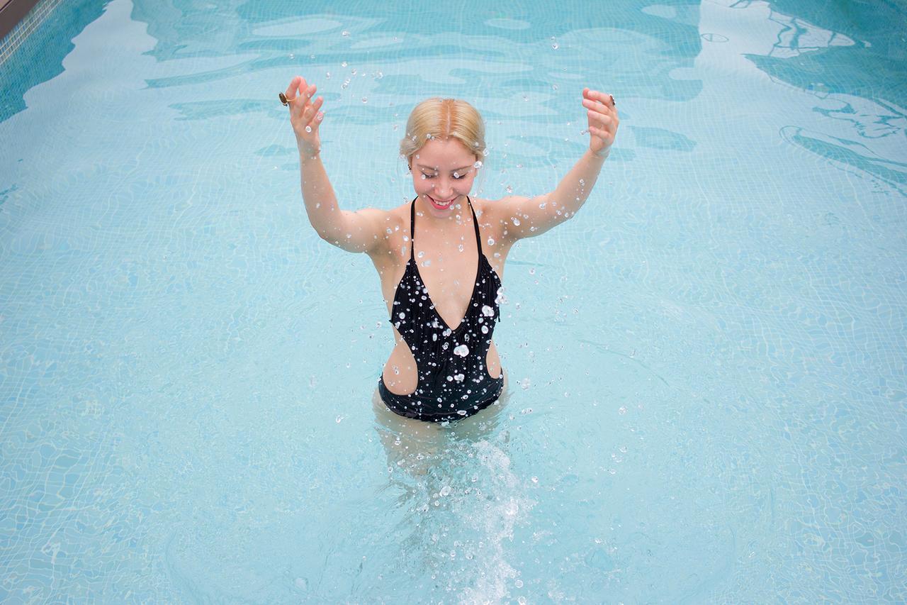 Central Hotel Panama Casco Viejo Εξωτερικό φωτογραφία A woman in a swimming pool