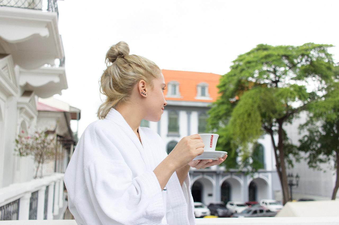 Central Hotel Panama Casco Viejo Εξωτερικό φωτογραφία A woman wearing a bathrobe